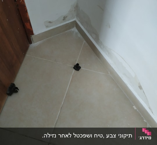 קיר עם קילופי צבע ופגמים בפינה